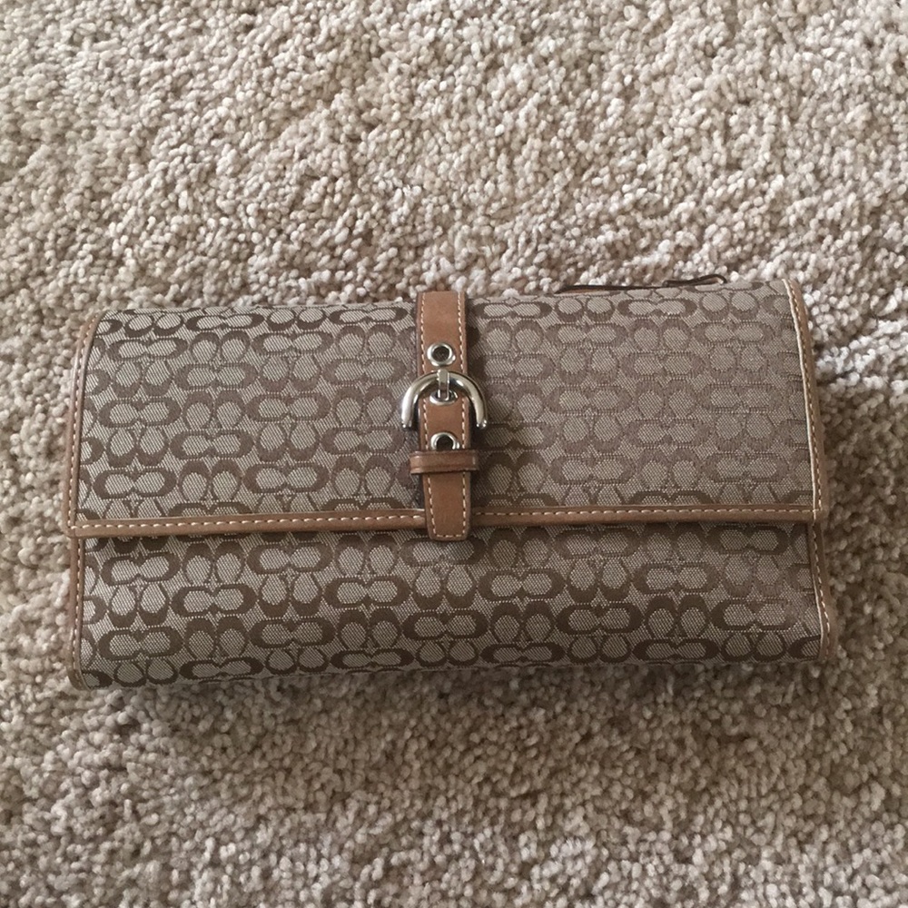 💝 Coach Tan Leather Trim Logo Large Wallet